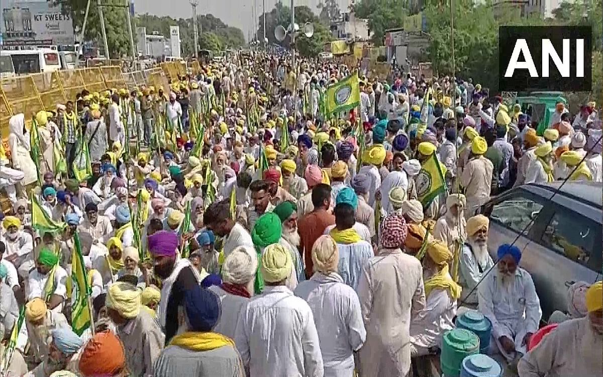 farmers reached cm bhagwant manns residence at sangrur to protest prt | Farmers Protest: CM आवास घेरने संगरूर पहुंचे किसान, पुलिस ने बेरिकेट्स लगाकर रोका रास्ता तो धरने पर बैठे