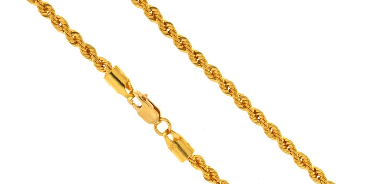 Chains in Gold: Timeless Elegance and Versatility